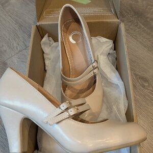 Journee Collection "Windy" pump; Nude; size 6
